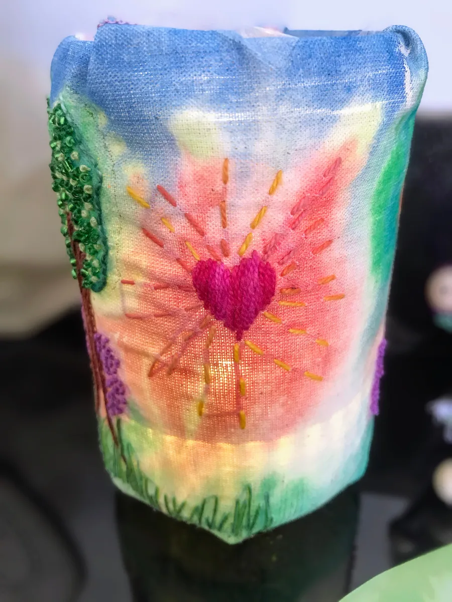 Peça têxtil criada em um encontro de arteterapia